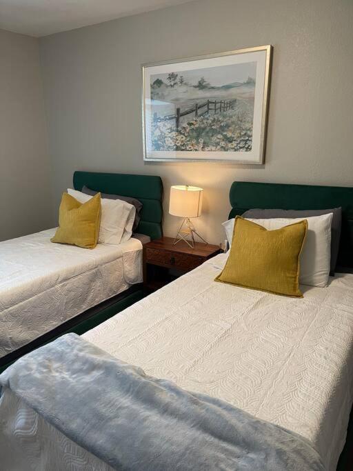 The Mary Lou - 2 Bedroom Apt In Quilt Town, Usa Hamilton Exteriör bild