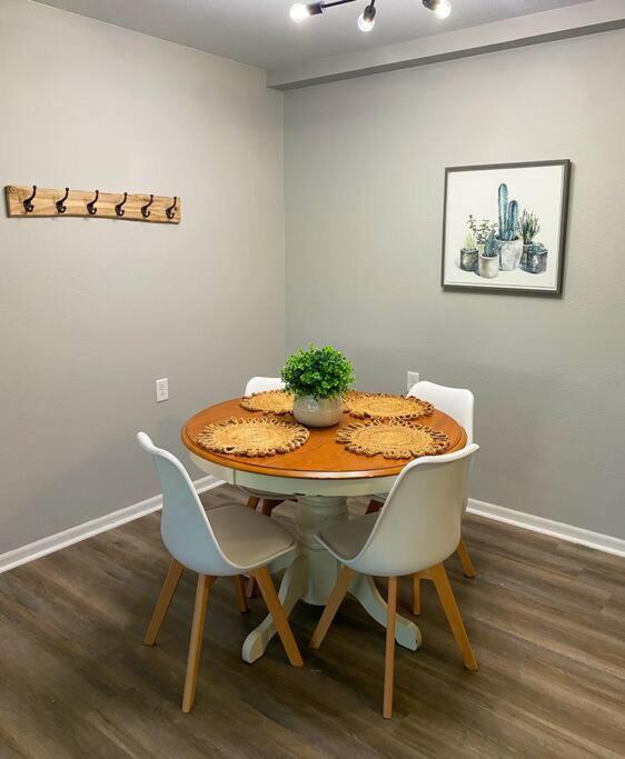 The Mary Lou - 2 Bedroom Apt In Quilt Town, Usa Hamilton Exteriör bild